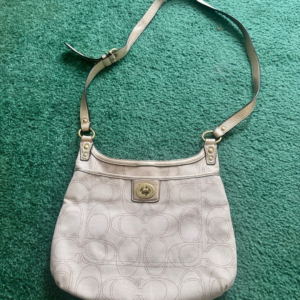 Coach turn lock Elegant Cream Shoulder Bag
